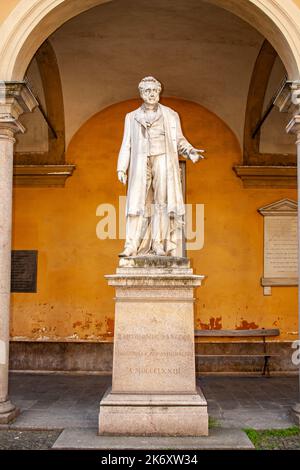 Pavie, Lombardie, Italie, Europe. L'Université de Pavie (Università degli Studi di Pavie) a été réalisée en 1361 par Galeazzo II Visconti est l'une des plus anciennes universités du monde. Sculpture dédiée à Bartolomeo Panizza (Vicenza, 17 avril 1785 - Pavie, 17 avril 1867) était un anatomiste italien, médecin, ophtalmologiste, zoologiste, universitaire et politique, Maître du Prix Nobel Camillo Golgi. Banque D'Images