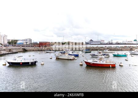 Bateaux colorés dans un port dans l'après-midi. Les navires P&O et Irish Ferries sont amarrés à distance au port de Calais. 9 septembre 2022 Banque D'Images