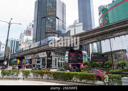 Kuala Lumpur, Malaisie - 16 octobre,2022 : train monorail KL transport public traversant la région de Bukit Bintang. Les gens peuvent voir explorer autour de lui. Banque D'Images