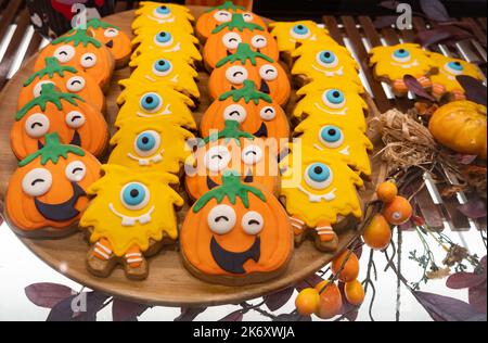 Vue rapprochée de divers types de cookies pour Halloween. Banque D'Images