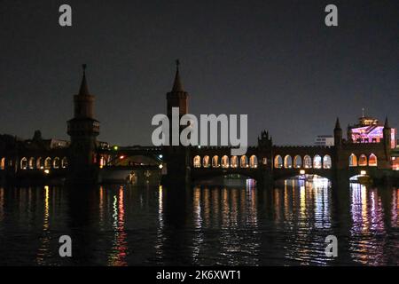 Berlin, Allemagne. 13th octobre 2022. Pour le Festival des lumières de 18th sous la devise "Vision de notre avenir", l'Oberbaumbrücke reste éteint dans la soirée. En raison des mesures d'économie d'énergie, le « Festival des lumières » de Berlin se déroule sous une forme réduite. Credit: Jens Kalaene/dpa/Alamy Live News Banque D'Images