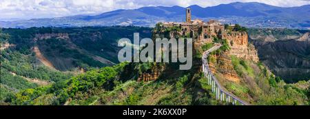 Une des plus belles vues panoramiques sur les villages italiens, Civita di Bagnoregio, appelée ville fantôme. Destination touristique populaire en Italie, région du Latium Banque D'Images