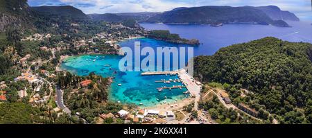 Grèce. Les meilleures plages de l'île de Corfou. Superbe baie de Paleokastritsa avec mer turquoise. Vue aérienne de drone Banque D'Images