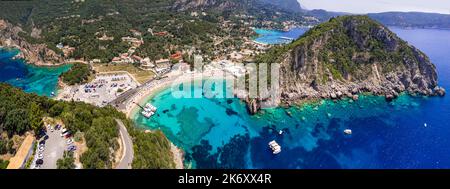 Grèce. Les meilleures plages de l'île de Corfou. Superbe baie de Paleokastritsa avec mer turquoise. Vue aérienne sur la plage d'Agios Spiridon Banque D'Images