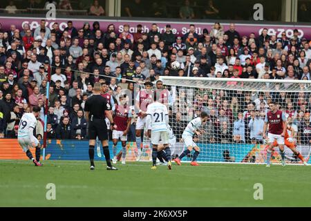 Birmingham, Royaume-Uni. 16th octobre 2022. Mason Mount de Chelsea (19) marque le but de ses équipes à 2nd d'un coup franc. Match Premier League, Aston Villa v Chelsea à Villa Park à Birmingham le dimanche 16th octobre 2022. Cette image ne peut être utilisée qu'à des fins éditoriales. Utilisation éditoriale uniquement, licence requise pour une utilisation commerciale. Aucune utilisation dans les Paris, les jeux ou les publications d'un seul club/ligue/joueur. photo par Andrew Orchard/Andrew Orchard sports photographie/Alamy Live News crédit: Andrew Orchard sports photographie/Alamy Live News Banque D'Images