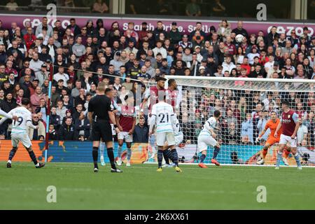 Birmingham, Royaume-Uni. 16th octobre 2022. Mason Mount de Chelsea (19) marque le but de ses équipes à 2nd d'un coup franc. Match Premier League, Aston Villa v Chelsea à Villa Park à Birmingham le dimanche 16th octobre 2022. Cette image ne peut être utilisée qu'à des fins éditoriales. Utilisation éditoriale uniquement, licence requise pour une utilisation commerciale. Aucune utilisation dans les Paris, les jeux ou les publications d'un seul club/ligue/joueur. photo par Andrew Orchard/Andrew Orchard sports photographie/Alamy Live News crédit: Andrew Orchard sports photographie/Alamy Live News Banque D'Images