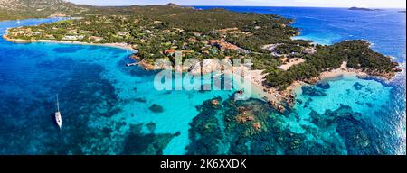 Italie été holidyas . L'île de Sardegna - superbe côte d'émeraude (costa smeralda) avec les plus belles plages - Celvia, Capriccioli, Elefante. Antenne Banque D'Images