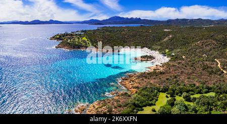 Italie été holidyas . L'île de Sardegna - superbe côte d'émeraude (Costa Smeralda) avec de belles plages. Vue aérienne de la célèbre plage de Capriccioli Banque D'Images