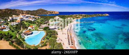 Italie été holidyas . L'île de Sardegna - superbe côte d'émeraude (Costa Smeralda) avec de belles plages. Vue aérienne de la plage de Romazzino Banque D'Images