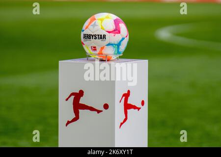 Cologne, Rhénanie-du-Nord-Westphalie, Allemagne. 16th octobre 2022. Dans le FC Cologne contre FC Augsburg Bundesliga match à la RheinEnergieStadion à Cologne, Allemagne sur 16 octobre 2022. (Image de crédit : © Kai Dambach/ZUMA Press Wire) Banque D'Images