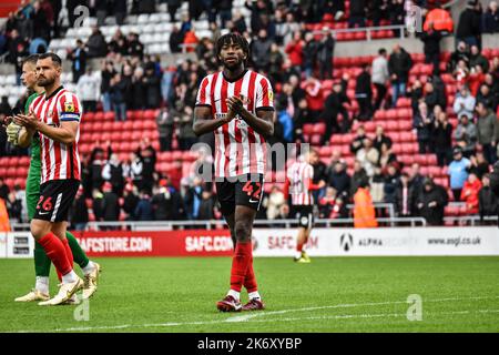 Le défenseur des Sunderland, Aji Alese, applaudit les fans après la victoire de son côté sur Wigan Athletic. Banque D'Images