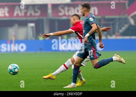 ALKMAAR - (lr) Jesper Karlsson d'AZ Alkmaar, Sebastian Szymanski de Feyenoord pendant le match de l'Eredivisie néerlandaise entre AZ Alkmaar et Feyenoord au stade AFAS de 16 octobre 2022 à Alkmaar, aux pays-Bas. ANP | hauteur néerlandaise | ED VAN DE POL Banque D'Images