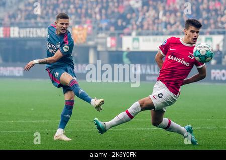 Alkmaar - Sebastian Szymanski de Feyenoord, Milos Kerkez d'AZ Alkmaar lors du match entre AZ Alkmaar et Feyenoord à l'AFAS Stadion le 16 octobre 2022 à Alkmaar, pays-Bas. (Box to Box Pictures/Tom Bode) Banque D'Images