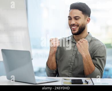 Je l'adore quand mon travail est payant. un jeune homme d'affaires applaudisse dans un bureau au travail. Banque D'Images