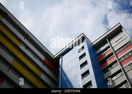 vue à angle bas des bâtiments résidentiels signapore contre le ciel bleu Banque D'Images