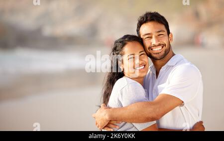 La meilleure chose à retenir dans la vie est l'une l'autre. un couple qui s'embrasse sur la plage. Banque D'Images