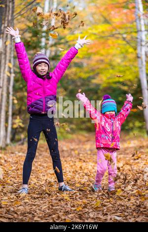 Mauricie, Canada - octobre 9 2022 : petites filles errant dans la forêt d'automne colorée du Quebc Banque D'Images