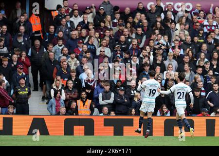 Birmingham, Royaume-Uni. 16th octobre 2022. Mason Mount de Chelsea (19) célèbre le bébé des fans de Villa après qu'il a mis ses équipes 2nd but d'un coup de pied libre. Match Premier League, Aston Villa v Chelsea à Villa Park à Birmingham le dimanche 16th octobre 2022. Cette image ne peut être utilisée qu'à des fins éditoriales. Utilisation éditoriale uniquement, licence requise pour une utilisation commerciale. Aucune utilisation dans les Paris, les jeux ou les publications d'un seul club/ligue/joueur. photo par Andrew Orchard/Andrew Orchard sports photographie/Alamy Live News crédit: Andrew Orchard sports photographie/Alamy Live News Banque D'Images