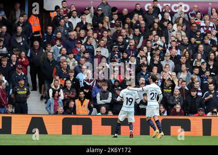 Birmingham, Royaume-Uni. 16th octobre 2022. Mason Mount de Chelsea (19) célèbre le bébé des fans de Villa après qu'il a mis ses équipes 2nd but d'un coup de pied libre. Match Premier League, Aston Villa v Chelsea à Villa Park à Birmingham le dimanche 16th octobre 2022. Cette image ne peut être utilisée qu'à des fins éditoriales. Utilisation éditoriale uniquement, licence requise pour une utilisation commerciale. Aucune utilisation dans les Paris, les jeux ou les publications d'un seul club/ligue/joueur. photo par Andrew Orchard/Andrew Orchard sports photographie/Alamy Live News crédit: Andrew Orchard sports photographie/Alamy Live News Banque D'Images