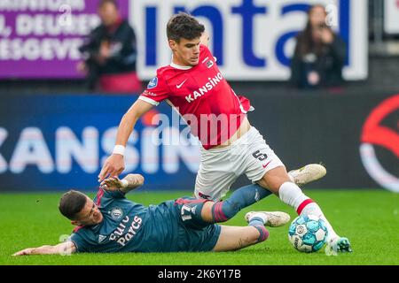 Alkmaar - Sebastian Szymanski de Feyenoord, Milos Kerkez d'AZ Alkmaar lors du match entre AZ Alkmaar et Feyenoord à l'AFAS Stadion le 16 octobre 2022 à Alkmaar, pays-Bas. (Box to Box Pictures/Tom Bode) Banque D'Images