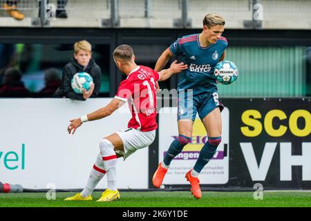 Alkmaar - Jesper Karlsson d'AZ Alkmaar, Marcus Holmgren Pedersen de Feyenoord lors du match entre AZ Alkmaar et Feyenoord à l'AFAS Stadion le 16 octobre 2022 à Alkmaar, pays-Bas. (Box to Box Pictures/Yannick Verhoeven) Banque D'Images