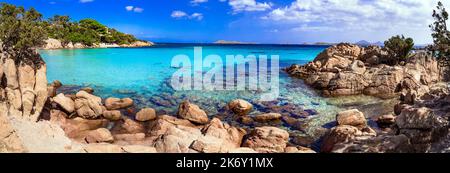Italie été holidyas . L'île de Sardegna - superbe côte d'émeraude (Costa Smeralda) avec de belles plages. Plage populaire de Capriccioli avec turquoise s. Banque D'Images
