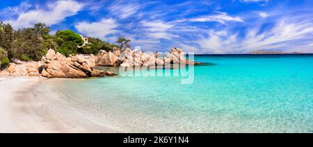 Italie été holidyas . L'île de Sardegna - superbe côte d'émeraude (Costa Smeralda) avec de belles plages. Plage populaire de Capriccioli avec turquoise s. Banque D'Images