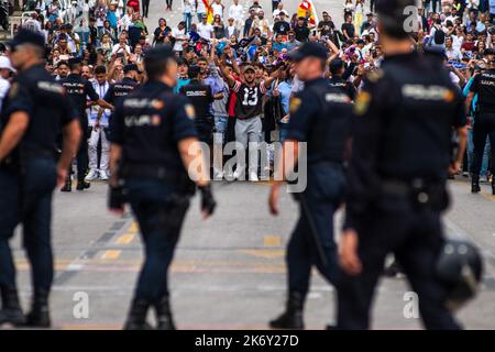 Madrid, Espagne. 16th octobre 2022. Les fans du Real Madrid crient des slogans devant le match de derby « El Clasico » dans le stade Santiago Bernabeu entre le Real Madrid et le F.C. Équipes de Barcelone. Credit: Marcos del Mazo/Alay Live News Banque D'Images