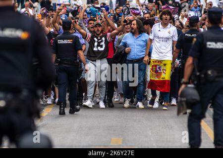 Madrid, Espagne. 16th octobre 2022. Les fans du Real Madrid crient des slogans devant le match de derby « El Clasico » dans le stade Santiago Bernabeu entre le Real Madrid et le F.C. Équipes de Barcelone. Credit: Marcos del Mazo/Alay Live News Banque D'Images