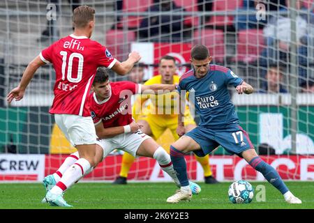 ALKMAAR - (lr) Dani de Wit d'AZ Alkmaar, Milos Kerkez d'AZ Alkmaar, Sebastian Szymanski de Feyenoord pendant le match néerlandais entre AZ Alkmaar et Feyenoord au stade AFAS de 16 octobre 2022 à Alkmaar, aux pays-Bas. ANP | hauteur néerlandaise | ED VAN DE POL Banque D'Images