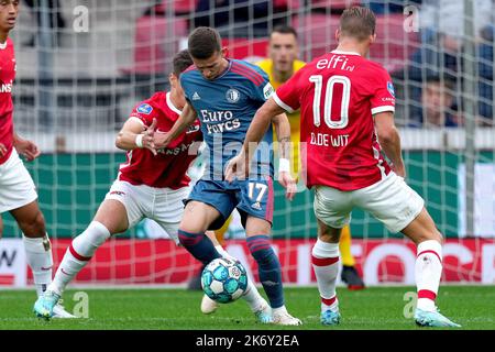 ALKMAAR - (lr) Milos Kerkez d'AZ Alkmaar, Sebastian Szymanski de Feyenoord, Dani de Wit d'AZ Alkmaar pendant le match néerlandais entre AZ Alkmaar et Feyenoord au stade AFAS de 16 octobre 2022 à Alkmaar, aux pays-Bas. ANP | hauteur néerlandaise | ED VAN DE POL Banque D'Images