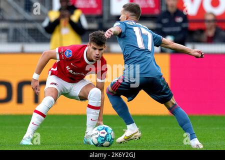 ALKMAAR - (lr) Milos Kerkez d'AZ Alkmaar, Sebastian Szymanski de Feyenoord pendant le match néerlandais entre AZ Alkmaar et Feyenoord au stade AFAS de 16 octobre 2022 à Alkmaar, aux pays-Bas. ANP | hauteur néerlandaise | ED VAN DE POL Banque D'Images