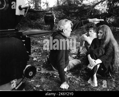 Directeur JOHN HUSTON sur un ensemble Candid avec MICHAEL PARKS comme Adam et ULLA BERGRYD comme Eve pendant le tournage de LA BIBLE : au début ... 1966 réalisateur / narrateur JOHN HUSTON scénario Christopher Fry musique Toshiro Mayuzumi et (non crédité) Ennio Morricone costumes Maria de Matteis Italie-USA coproduction Dino de Laurentiis Cinematografica / Seven Arts Productions / Thalia AG / Fox du XXe siècle Banque D'Images