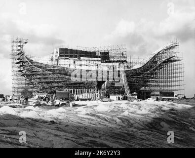 Construction de l'Arche de Noé sur place candid pendant la production de LA BIBLE : au début ... 1966 réalisateur / narrateur JOHN HUSTON scénario Christopher Fry musique Toshiro Mayuzumi et (non crédité) Ennio Morricone costumes Maria de Matteis Italie-USA coproduction Dino de Laurentiis Cinematografica / Seven Arts Productions / Thalia AG / Fox du XXe siècle Banque D'Images