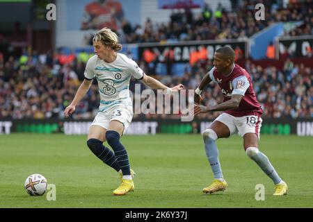 Birmingham, Royaume-Uni. 16th octobre 2022. Birmingham, Royaume-Uni. 16th octobre 2022. Conor Gallagher #23 de Chelsea en possession pendant le match de Premier League Aston Villa vs Chelsea à Villa Park, Birmingham, Royaume-Uni, 16th octobre 2022 (photo de Phil Bryan/News Images) crédit: News Images LTD/Alay Live News Banque D'Images