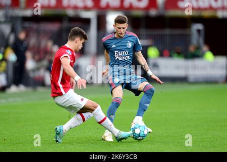 ALKMAAR - (lr) Milos Kerkez d'AZ, Sebastian Szymanski de Feyenoord pendant le match hollandais entre AZ Alkmaar et Feyenoord au stade AFAS de 16 octobre 2022 à Alkmaar, aux pays-Bas. ANP OLAF KRAAK Banque D'Images