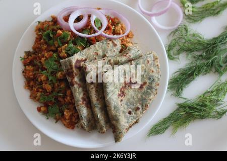 DIL Paratha servi avec du fromage cottage et garni de feuilles de coriandre. Pain plat indien simple et sain fait de farine de blé entier, Banque D'Images