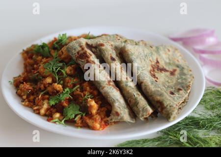 DIL Paratha servi avec du fromage cottage et garni de feuilles de coriandre. Pain plat indien simple et sain fait de farine de blé entier, Banque D'Images