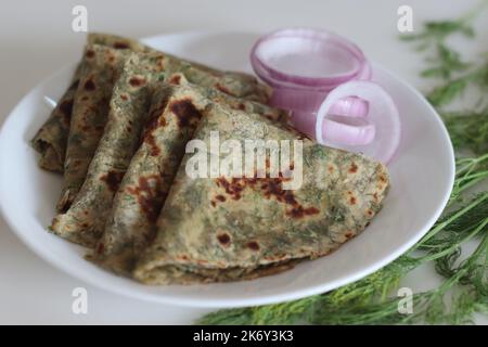 Paratha DIL. Pain plat indien simple et sain fait de farine de blé entier, feuilles dil finement hachées, yaourt et épices. Les lames DIL sont ajoutées pour obtenir Banque D'Images