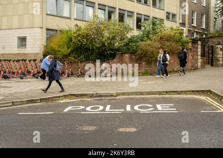 2022 octobre - la ville de stationnement de la baie réservée à la police près du triangle Clifton à Bristol, Angleterre, Royaume-Uni. Banque D'Images