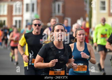 Les coureurs qui participent à la Great South Run se sont déroulés dans les rues autour de Portsmouth, en Angleterre. 16th octobre 2022. Banque D'Images