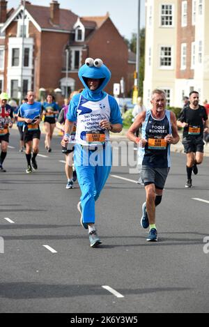 Les coureurs, y compris un costume de grenouille, prenant part à la Great South Run qui s'est tenue dans les rues autour de Portsmouth, en Angleterre. 16th octobre 2022. Banque D'Images