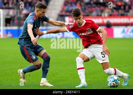 ALKMAAR - (lr) Sebastian Szymanski de Feyenoord, Milos Kerkez d'AZ Alkmaar pendant le match néerlandais entre AZ Alkmaar et Feyenoord au stade AFAS de 16 octobre 2022 à Alkmaar, aux pays-Bas. ANP | hauteur néerlandaise | ED VAN DE POL Banque D'Images