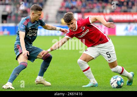 ALKMAAR - (lr) Sebastian Szymanski de Feyenoord, Milos Kerkez d'AZ Alkmaar pendant le match néerlandais entre AZ Alkmaar et Feyenoord au stade AFAS de 16 octobre 2022 à Alkmaar, aux pays-Bas. ANP | hauteur néerlandaise | ED VAN DE POL Banque D'Images