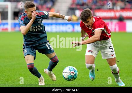 ALKMAAR - (lr) Sebastian Szymanski de Feyenoord, Milos Kerkez d'AZ Alkmaar pendant le match néerlandais entre AZ Alkmaar et Feyenoord au stade AFAS de 16 octobre 2022 à Alkmaar, aux pays-Bas. ANP | hauteur néerlandaise | ED VAN DE POL Banque D'Images