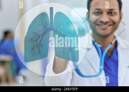 Médecin hindou auscultation pulmonologue des poumons humains holographiques avec stéthoscope, debout dans le couloir de l'hôpital. Concept de santé des poumons Banque D'Images