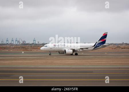 Lima, Pérou - 27 juillet 2022 : décollage de l'avion de l'aéroport par un jour nuageux Banque D'Images