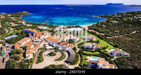 Italie été holidyas . L'île de Sardegna - superbe côte d'émeraude (Costa Smeralda) avec de belles plages. Vue aérienne de la plage de Romazzino Banque D'Images