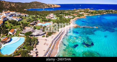 Italie été holidyas . L'île de Sardegna - superbe côte d'émeraude (Costa Smeralda) avec de belles plages. Vue aérienne de la petite plage de Romazzino Banque D'Images