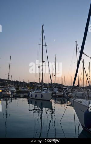 Voiliers à l'intérieur de Gouvia marine dans l'île de Corfou. Banque D'Images